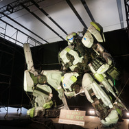 『ボーダーブレイク』PS4版完成披露会フォトレポ─実物大ブラント・ランナーの迫力に思わず「すご～い！」「いい腕だ！」