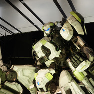 『ボーダーブレイク』PS4版完成披露会フォトレポ─実物大ブラント・ランナーの迫力に思わず「すご～い！」「いい腕だ！」