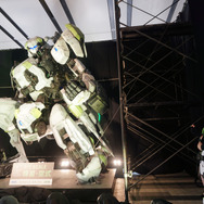 『ボーダーブレイク』PS4版完成披露会フォトレポ─実物大ブラント・ランナーの迫力に思わず「すご～い！」「いい腕だ！」