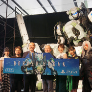 『ボーダーブレイク』PS4版完成披露会フォトレポ─実物大ブラント・ランナーの迫力に思わず「すご～い！」「いい腕だ！」