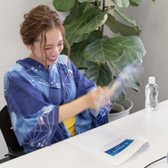 溢れ出る清涼感！「PS Storeサマーセール」アンバサダー・都丸紗也華さんが扇子で夏の暑さを“90％OFF”に!?