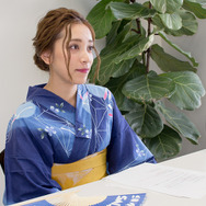 溢れ出る清涼感！「PS Storeサマーセール」アンバサダー・都丸紗也華さんが扇子で夏の暑さを“90％OFF”に!?