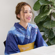 溢れ出る清涼感！「PS Storeサマーセール」アンバサダー・都丸紗也華さんが扇子で夏の暑さを“90％OFF”に!?