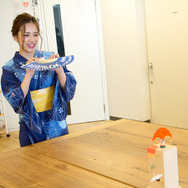 溢れ出る清涼感！「PS Storeサマーセール」アンバサダー・都丸紗也華さんが扇子で夏の暑さを“90％OFF”に!?