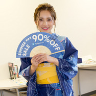 溢れ出る清涼感！「PS Storeサマーセール」アンバサダー・都丸紗也華さんが扇子で夏の暑さを“90％OFF”に!?