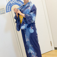 溢れ出る清涼感！「PS Storeサマーセール」アンバサダー・都丸紗也華さんが扇子で夏の暑さを“90％OFF”に!?