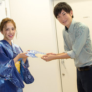 溢れ出る清涼感！「PS Storeサマーセール」アンバサダー・都丸紗也華さんが扇子で夏の暑さを“90％OFF”に!?