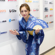 溢れ出る清涼感！「PS Storeサマーセール」アンバサダー・都丸紗也華さんが扇子で夏の暑さを“90％OFF”に!?
