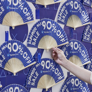 溢れ出る清涼感！「PS Storeサマーセール」アンバサダー・都丸紗也華さんが扇子で夏の暑さを“90％OFF”に!?