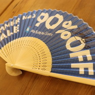 溢れ出る清涼感！「PS Storeサマーセール」アンバサダー・都丸紗也華さんが扇子で夏の暑さを“90％OFF”に!?