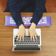 寂しがりやの「ミミッキュ」が抱き心地抜群なPCクッションに