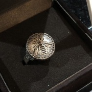 『ダークソウル』コラボアクセサリー「スズメバチの指輪」近日予約開始―「狼の指輪」も現物公開