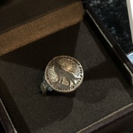 『ダークソウル』コラボアクセサリー「スズメバチの指輪」近日予約開始―「狼の指輪」も現物公開