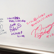 会場の寄せ書きコーナーには声優陣のサインがこっそり