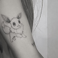 アリアナ・グランデの腕に『ポケモン』イーブイのタトゥーが彫られる、ゲーム好きな一面も明らかに