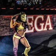 海外女子プロレスラーのゼリーナ・ベガ選手が「バルログ」のコスプレで入場!