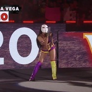 海外女子プロレスラーのゼリーナ・ベガ選手が「バルログ」のコスプレで入場!