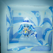 【コスプレ】「ワンフェス2019冬」初音ミクに扮したコンパニオンさんに注目！ GSRコーナー【写真34枚】