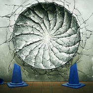 『JUMP FORCE』ジャンプヒーローが現実でバトル!? コンクリート壁を撃つ“謎の穴”が新宿駅に出現