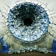 『JUMP FORCE』ジャンプヒーローが現実でバトル!? コンクリート壁を撃つ“謎の穴”が新宿駅に出現