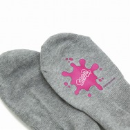 『スプラトゥーン2』の「イカロゴマット」と「ヤキフグソックス」をリアルに再現したアイテムが登場！