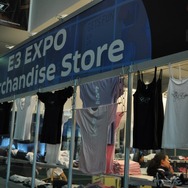 【E3 2009】Tシャツ、バッグ、ボールペン・・・E3グッズ販売中