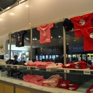 【E3 2009】Tシャツ、バッグ、ボールペン・・・E3グッズ販売中