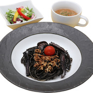 「エヴァンゲリオン酒場」使徒のイカ墨パスタ 990円（C）カラー