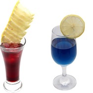 「エヴァンゲリオン酒場」セカンドインパクトワイン、Mark.06 グラスワイン各 390 円（C）カラー