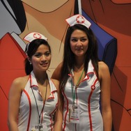 【E3 2009】E3会場で見つけた美女と野獣(?)