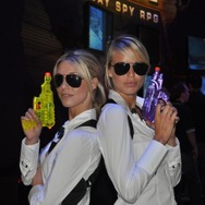 【E3 2009】E3会場で見つけた美女と野獣(?)