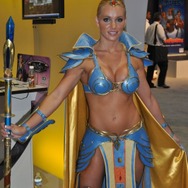 【E3 2009】E3会場で見つけた美女と野獣(?)