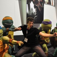 【E3 2009】E3会場で見つけた美女と野獣(?)