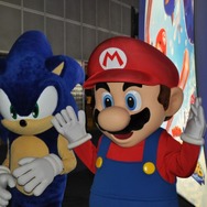 【E3 2009】E3会場で見つけた美女と野獣(?)