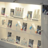 【E3 2009】ヘンテコ周辺機器メーカー巡り(1) 赤い髪&デカいリモコンがお迎え Nyko