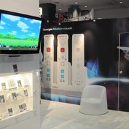 【E3 2009】ヘンテコ周辺機器メーカー巡り(1) 赤い髪&デカいリモコンがお迎え Nyko