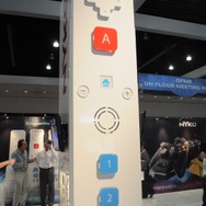 【E3 2009】ヘンテコ周辺機器メーカー巡り(1) 赤い髪&デカいリモコンがお迎え Nyko