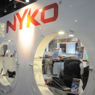 【E3 2009】ヘンテコ周辺機器メーカー巡り(1) 赤い髪&デカいリモコンがお迎え Nyko