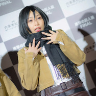 宇垣美里、「進撃の巨人」ミカサのコスプレ姿披露！ ミニ巨人を駆逐する一幕も【写真42枚】