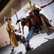 【コスプレ】中国代表のSEKIROパフォーマンスが圧巻！「コスサミ東京」企業ブース＆公式レイヤーまとめ【写真53枚】