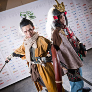 【コスプレ】中国代表のSEKIROパフォーマンスが圧巻！「コスサミ東京」企業ブース＆公式レイヤーまとめ【写真53枚】