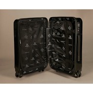 派手過ぎないデザインが嬉しい「プレステキャリーケース」が新登場！キャスターホイールにまでPSロゴが印刷された、こだわりの一品