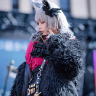 宇垣美里、銀髪人狼コスで魅了！ 人気レイヤーゆう＆シスルと語る、メイクのポイントは？【写真35枚】