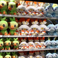 ミュウツーをモチーフにしたスタイリッシュな「ポケモンセンターシブヤ」の見どころをチェック！限定グッズも盛り沢山！