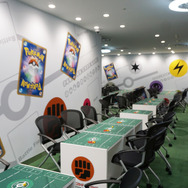 『ポケモンカード』池袋メガトウキョーに常設のカードステーションが登場!広大なスペースに明るい内装、フィーチャー卓まで完備とまさに“神環境”