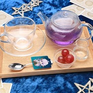 「Fate/Grand Order -絶対魔獣戦線バビロニア- Limited Cafe」HOT DRINK 790 円 （マーリン）（C）TYPE-MOON / FGO7 ANIME PROJECT