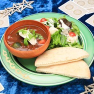 「Fate/Grand Order -絶対魔獣戦線バビロニア- Limited Cafe」クルド風ビーフシチュー (キングゥオリジナルカード付き) 1,390 円  （C）TYPE-MOON / FGO7 ANIME PROJECT