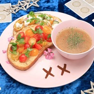 「Fate/Grand Order -絶対魔獣戦線バビロニア- Limited Cafe」フムスオープンサンド (マーリンオリジナルカード付き) 1,290 円 （C）TYPE-MOON / FGO7 ANIME PROJECT