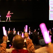 バーチャルアイドル「GEMS COMPANY」が見せた聖夜前の大熱狂―単独ライブ「Magic Socks」をレポート