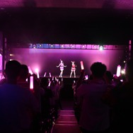 バーチャルアイドル「GEMS COMPANY」が見せた聖夜前の大熱狂―単独ライブ「Magic Socks」をレポート